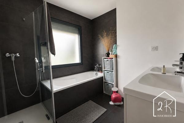 Maison individuelle de plain-pied 122 m² habitables - Garage 35 m²- Terrain 814 m²
