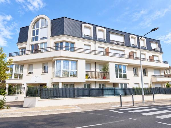 Résidence agréable spacieux studio avec 11m² de terrasse, cave et parking !