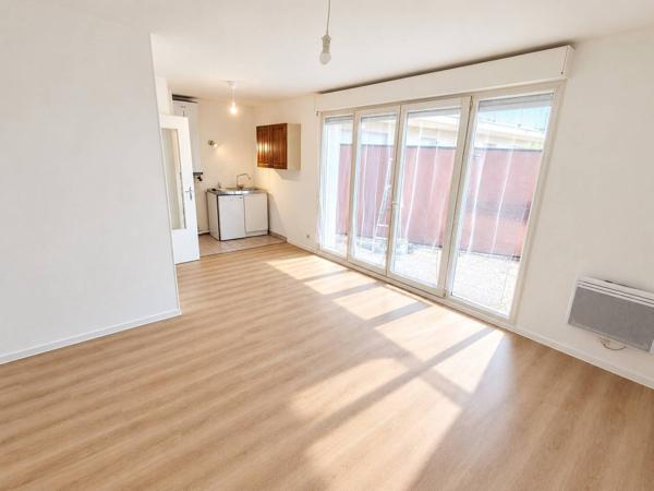 Résidence agréable spacieux studio avec 11m² de terrasse, cave et parking !