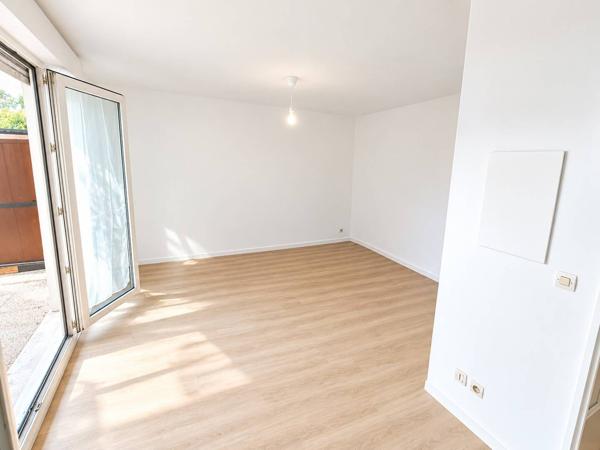 Résidence agréable spacieux studio avec 11m² de terrasse, cave et parking !