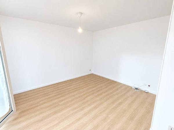 Résidence agréable spacieux studio avec 11m² de terrasse, cave et parking !