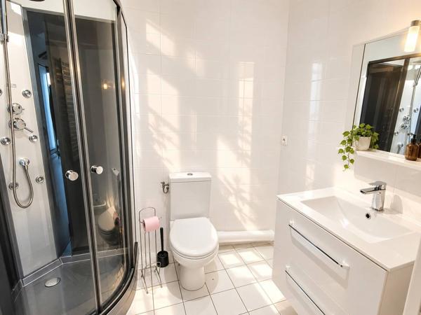 Résidence agréable spacieux studio avec 11m² de terrasse, cave et parking !