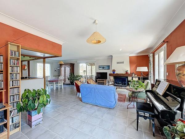 Maison spacieuse de 7 pièces à vendre à Pavie avec garage et jardin