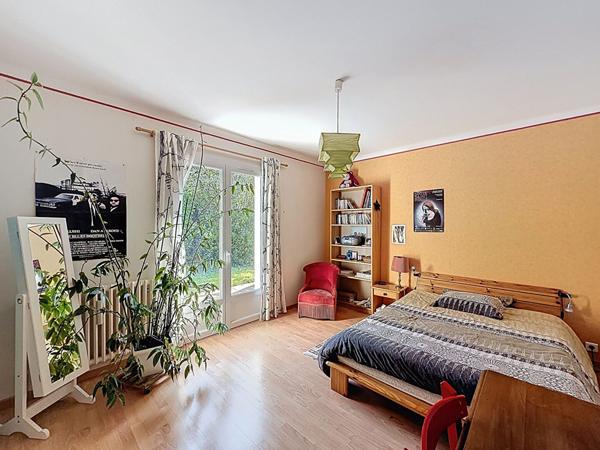 Maison spacieuse de 7 pièces à vendre à Pavie avec garage et jardin