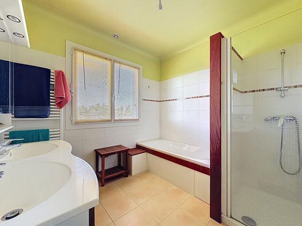 Maison spacieuse de 7 pièces à vendre à Pavie avec garage et jardin