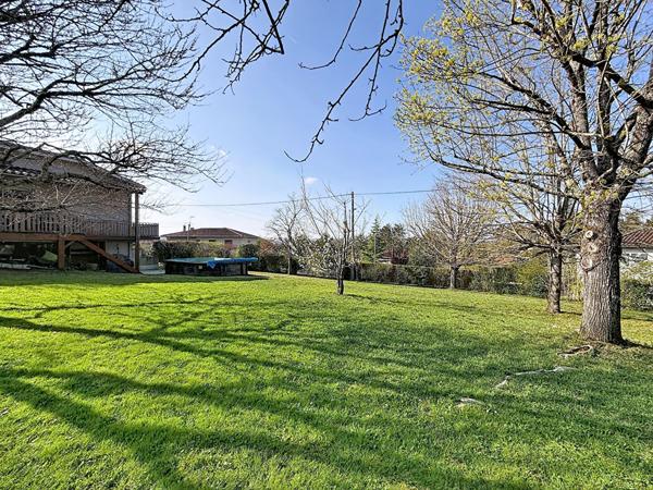 Maison spacieuse de 7 pièces à vendre à Pavie avec garage et jardin