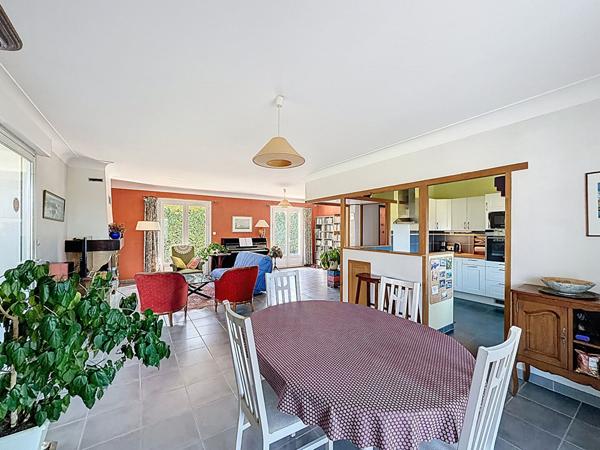 Maison spacieuse de 7 pièces à vendre à Pavie avec garage et jardin
