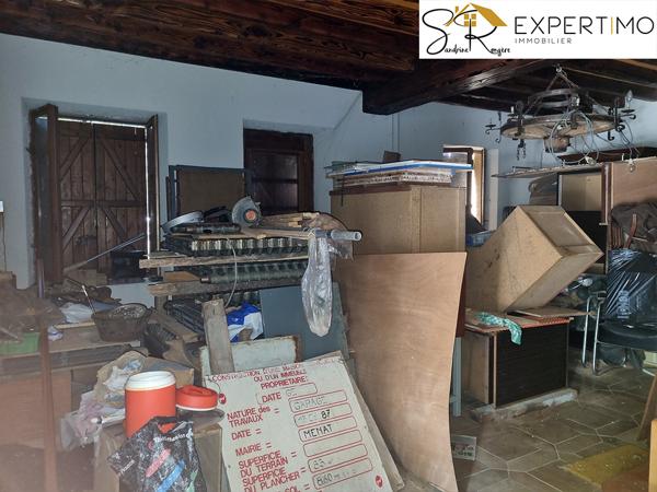 Menat (63560) Maison à rénover avec accès direct à la rivière - Sioule