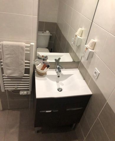 T1, 21,93 m2 env, dans rés de loisir , piscine,13510