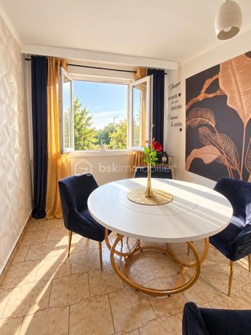 Commune de Champigny sur Marne, venez découvrir cet appartement 4 pièces de 67 m² sans vis à vis avec un rendement locatif de 6% sans travaux !
Les commerces et écoles sont aussi très proches.
Vous êtes à 7' à pied de la future ligne 15 et à 15' à pied des lignes A et E !
Situé au 4ème étage de la résidence bien entretenue et sécurisée avec interphone et digicode, l'appartement est particulièrement lumineux avec l'orientation Est et Ouest.
Autre qualité, une distribution simple et optimisée de l'ensemble des pièces donnant sur le couloir d'entrée : la cuisine entièrement carrelée, 2 des 3 chambres équipées de placards, et le séjour d'environ 17 m².
Une cave d'environ 4 m² complète ce bien.
 
Les +++ :  Accès facilité au futur métro ligne 15 et au RER A et E, accès à pied aux commerces de 1ère nécessité, cadre verdoyant au calme, places de parking extérieures, immeuble bien entretenu, accès sécurisé, parties communes propres et agréables, local motos et vélos sécurisés, chauffage collectif, charges raisonnables, une double exposition Est et Ouest, sol en parquet qualitatif, cuisine aménagée, double vitrage PVC, 2 placards de rangement dans les chambres, la fibre, une chaudière pour ECS récente, parfait pour une petite famille ou un couple en quête de confort et de praticité, un prix attractif pour l'habiter ou le louer, habitable sans travaux.

A visiter absolument et rapidement !