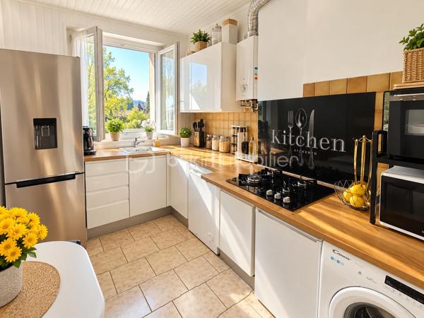 Commune de Champigny sur Marne, venez découvrir cet appartement 4 pièces de 67 m² sans vis à vis avec un rendement locatif de 6% sans travaux !
Les commerces et écoles sont aussi très proches.
Vous êtes à 7' à pied de la future ligne 15 et à 15' à pied des lignes A et E !
Situé au 4ème étage de la résidence bien entretenue et sécurisée avec interphone et digicode, l'appartement est particulièrement lumineux avec l'orientation Est et Ouest.
Autre qualité, une distribution simple et optimisée de l'ensemble des pièces donnant sur le couloir d'entrée : la cuisine entièrement carrelée, 2 des 3 chambres équipées de placards, et le séjour d'environ 17 m².
Une cave d'environ 4 m² complète ce bien.
 
Les +++ :  Accès facilité au futur métro ligne 15 et au RER A et E, accès à pied aux commerces de 1ère nécessité, cadre verdoyant au calme, places de parking extérieures, immeuble bien entretenu, accès sécurisé, parties communes propres et agréables, local motos et vélos sécurisés, chauffage collectif, charges raisonnables, une double exposition Est et Ouest, sol en parquet qualitatif, cuisine aménagée, double vitrage PVC, 2 placards de rangement dans les chambres, la fibre, une chaudière pour ECS récente, parfait pour une petite famille ou un couple en quête de confort et de praticité, un prix attractif pour l'habiter ou le louer, habitable sans travaux.

A visiter absolument et rapidement !