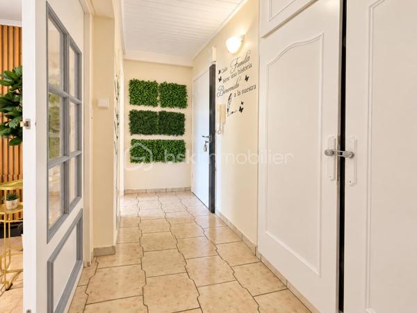 Commune de Champigny sur Marne, venez découvrir cet appartement 4 pièces de 67 m² sans vis à vis avec un rendement locatif de 6% sans travaux !
Les commerces et écoles sont aussi très proches.
Vous êtes à 7' à pied de la future ligne 15 et à 15' à pied des lignes A et E !
Situé au 4ème étage de la résidence bien entretenue et sécurisée avec interphone et digicode, l'appartement est particulièrement lumineux avec l'orientation Est et Ouest.
Autre qualité, une distribution simple et optimisée de l'ensemble des pièces donnant sur le couloir d'entrée : la cuisine entièrement carrelée, 2 des 3 chambres équipées de placards, et le séjour d'environ 17 m².
Une cave d'environ 4 m² complète ce bien.
 
Les +++ :  Accès facilité au futur métro ligne 15 et au RER A et E, accès à pied aux commerces de 1ère nécessité, cadre verdoyant au calme, places de parking extérieures, immeuble bien entretenu, accès sécurisé, parties communes propres et agréables, local motos et vélos sécurisés, chauffage collectif, charges raisonnables, une double exposition Est et Ouest, sol en parquet qualitatif, cuisine aménagée, double vitrage PVC, 2 placards de rangement dans les chambres, la fibre, une chaudière pour ECS récente, parfait pour une petite famille ou un couple en quête de confort et de praticité, un prix attractif pour l'habiter ou le louer, habitable sans travaux.

A visiter absolument et rapidement !
