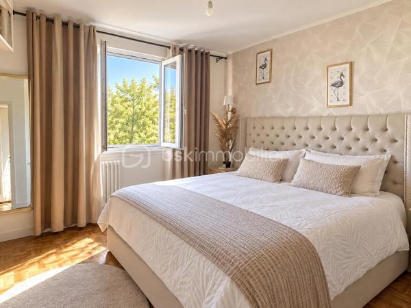 Commune de Champigny sur Marne, venez découvrir cet appartement 4 pièces de 67 m² sans vis à vis avec un rendement locatif de 6% sans travaux !
Les commerces et écoles sont aussi très proches.
Vous êtes à 7' à pied de la future ligne 15 et à 15' à pied des lignes A et E !
Situé au 4ème étage de la résidence bien entretenue et sécurisée avec interphone et digicode, l'appartement est particulièrement lumineux avec l'orientation Est et Ouest.
Autre qualité, une distribution simple et optimisée de l'ensemble des pièces donnant sur le couloir d'entrée : la cuisine entièrement carrelée, 2 des 3 chambres équipées de placards, et le séjour d'environ 17 m².
Une cave d'environ 4 m² complète ce bien.
 
Les +++ :  Accès facilité au futur métro ligne 15 et au RER A et E, accès à pied aux commerces de 1ère nécessité, cadre verdoyant au calme, places de parking extérieures, immeuble bien entretenu, accès sécurisé, parties communes propres et agréables, local motos et vélos sécurisés, chauffage collectif, charges raisonnables, une double exposition Est et Ouest, sol en parquet qualitatif, cuisine aménagée, double vitrage PVC, 2 placards de rangement dans les chambres, la fibre, une chaudière pour ECS récente, parfait pour une petite famille ou un couple en quête de confort et de praticité, un prix attractif pour l'habiter ou le louer, habitable sans travaux.

A visiter absolument et rapidement !