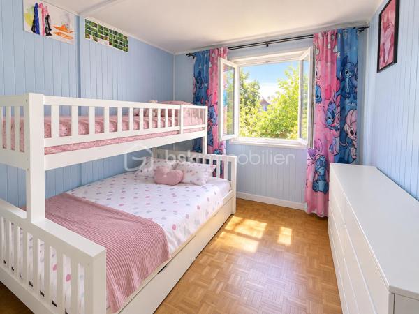 Commune de Champigny sur Marne, venez découvrir cet appartement 4 pièces de 67 m² sans vis à vis avec un rendement locatif de 6% sans travaux !
Les commerces et écoles sont aussi très proches.
Vous êtes à 7' à pied de la future ligne 15 et à 15' à pied des lignes A et E !
Situé au 4ème étage de la résidence bien entretenue et sécurisée avec interphone et digicode, l'appartement est particulièrement lumineux avec l'orientation Est et Ouest.
Autre qualité, une distribution simple et optimisée de l'ensemble des pièces donnant sur le couloir d'entrée : la cuisine entièrement carrelée, 2 des 3 chambres équipées de placards, et le séjour d'environ 17 m².
Une cave d'environ 4 m² complète ce bien.
 
Les +++ :  Accès facilité au futur métro ligne 15 et au RER A et E, accès à pied aux commerces de 1ère nécessité, cadre verdoyant au calme, places de parking extérieures, immeuble bien entretenu, accès sécurisé, parties communes propres et agréables, local motos et vélos sécurisés, chauffage collectif, charges raisonnables, une double exposition Est et Ouest, sol en parquet qualitatif, cuisine aménagée, double vitrage PVC, 2 placards de rangement dans les chambres, la fibre, une chaudière pour ECS récente, parfait pour une petite famille ou un couple en quête de confort et de praticité, un prix attractif pour l'habiter ou le louer, habitable sans travaux.

A visiter absolument et rapidement !