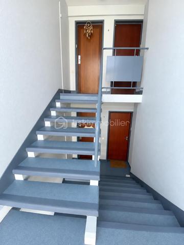 Commune de Champigny sur Marne, venez découvrir cet appartement 4 pièces de 67 m² sans vis à vis avec un rendement locatif de 6% sans travaux !
Les commerces et écoles sont aussi très proches.
Vous êtes à 7' à pied de la future ligne 15 et à 15' à pied des lignes A et E !
Situé au 4ème étage de la résidence bien entretenue et sécurisée avec interphone et digicode, l'appartement est particulièrement lumineux avec l'orientation Est et Ouest.
Autre qualité, une distribution simple et optimisée de l'ensemble des pièces donnant sur le couloir d'entrée : la cuisine entièrement carrelée, 2 des 3 chambres équipées de placards, et le séjour d'environ 17 m².
Une cave d'environ 4 m² complète ce bien.
 
Les +++ :  Accès facilité au futur métro ligne 15 et au RER A et E, accès à pied aux commerces de 1ère nécessité, cadre verdoyant au calme, places de parking extérieures, immeuble bien entretenu, accès sécurisé, parties communes propres et agréables, local motos et vélos sécurisés, chauffage collectif, charges raisonnables, une double exposition Est et Ouest, sol en parquet qualitatif, cuisine aménagée, double vitrage PVC, 2 placards de rangement dans les chambres, la fibre, une chaudière pour ECS récente, parfait pour une petite famille ou un couple en quête de confort et de praticité, un prix attractif pour l'habiter ou le louer, habitable sans travaux.

A visiter absolument et rapidement !