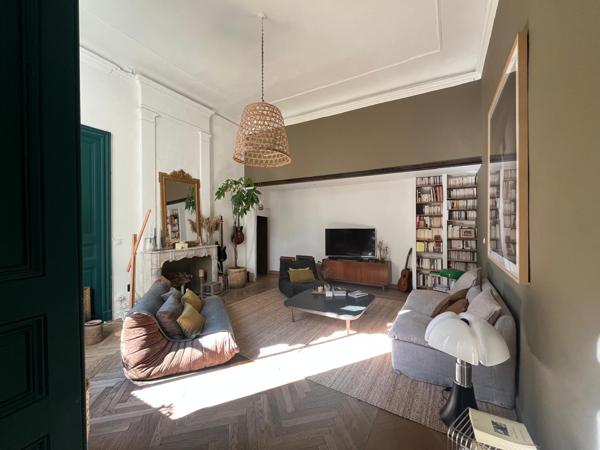 Montpellier (34000) Montpellier Marché aux Fleurs. Remarquable appartement bourgeois rénové de 230m2 avec 5 chambres.