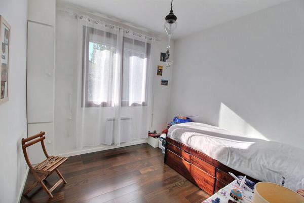 MONTREUIL, AU CALME D UNE IMPASSE, MAISON LUMINEUSE 4 PIECES SANS TRAVAUX AVEC JARDIN.