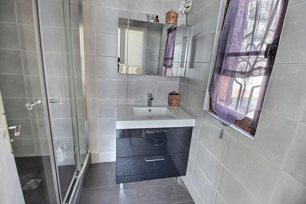 MONTREUIL, AU CALME D UNE IMPASSE, MAISON LUMINEUSE 4 PIECES SANS TRAVAUX AVEC JARDIN.