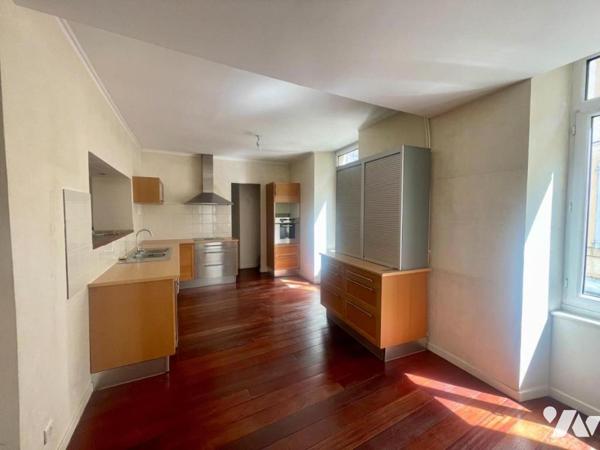 Maison avec garage et terrasse