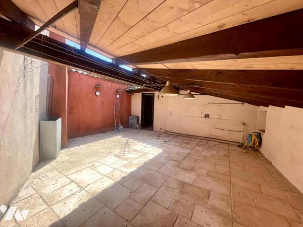 Maison avec garage et terrasse