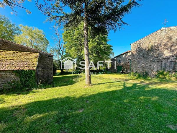 Gros Potentiel !!!  Trés bel environement !!! Maison de 70 M2 avec Grenier aménageable de 70 M2 et nombreuses Dépendances