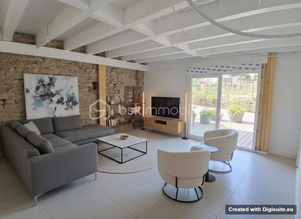 Venez habitez dans une petite maison de caractère de 4 logements ou tous les appartements ont une entrée indépendante, dont cet appartement T2 duplex neuf en cours de travaux, à proximité de pouilley-les-vignes.
Imaginez vous....dans cet appartement qui vous propose: une entrée, votre pièce de vie cuisine-séjour-salon avec un accès sur une petite terrasse.
A l'étage vous trouvez une chambre spacieuse avec emplacement pour placard, une grande salle d'eau équipée (douche), un cabinet de toilette indépendant, information importante l'étage aura sa climatisation!
De belles prestations, avec volets électriques, des spots led plafond, un chauffage individuel en aérothermie basse consommation et clim réversible, une place de parking privative, charge strict minimum, garantie décennale des entreprises, livraison automne 2026, pas de travaux à prévoir pendant au moins 15 ans!, honoraires inclus charge vendeur.
Pour information, les photos sont du home-staging d'aménagement intérieur, pour que vous ayez un visuel de décoration.
Renseignements et rendz vous du lundi au samedi de 8h à 20 h
Venez découvrir votre futur appartement!
