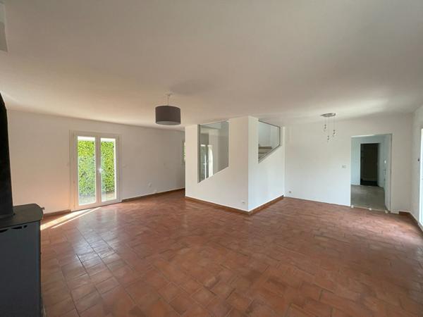 Villa T4 d'env 105.5 m² avec grand garage attenant  sur parcelle de terrain clos de 480 m²