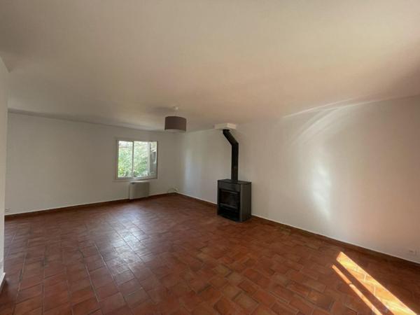 Villa T4 d'env 105.5 m² avec grand garage attenant  sur parcelle de terrain clos de 480 m²