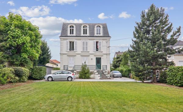 Appartement avec jardin au dernier étage d'une maison bourgeoise