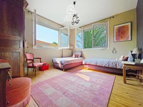 Maison
                                                                                                                                                                                                                                                                                                                        11 pièce(s)                                                                                                                                                                                                          7 chambre(s)                                                                                                                                                                                                          250  m²