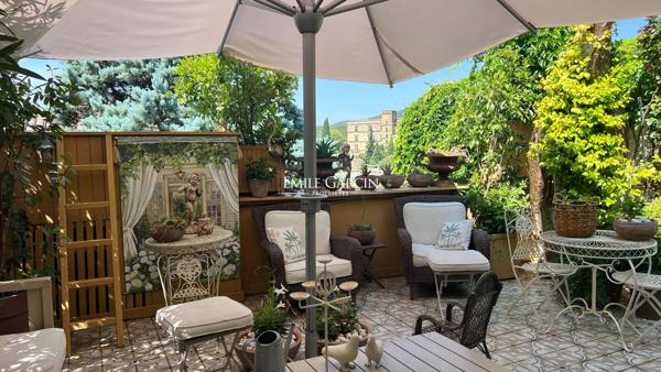 A vendre - Une adresse confidentielle - A Lourmarin - face au château