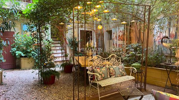 A vendre - Une adresse confidentielle - A Lourmarin - face au château