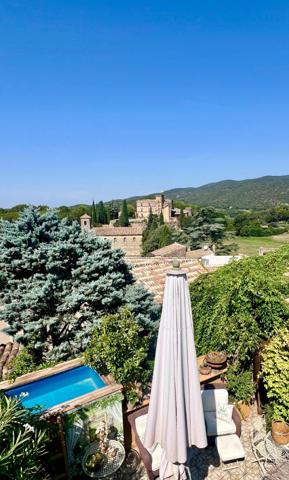 A vendre - Une adresse confidentielle - A Lourmarin - face au château