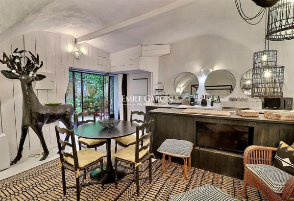 A vendre - Une adresse confidentielle - A Lourmarin - face au château