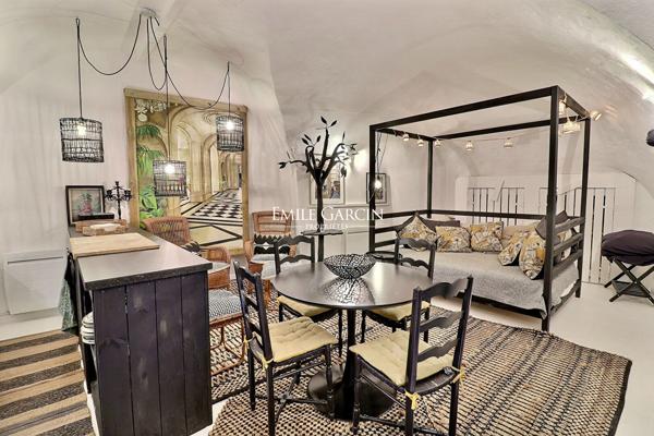 A vendre - Une adresse confidentielle - A Lourmarin - face au château
