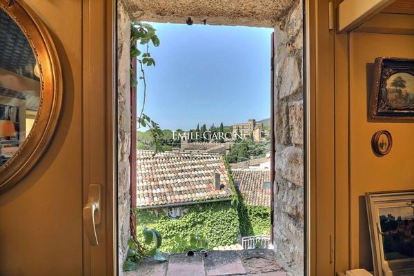 A vendre - Une adresse confidentielle - A Lourmarin - face au château