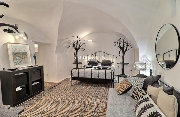 A vendre - Une adresse confidentielle - A Lourmarin - face au château