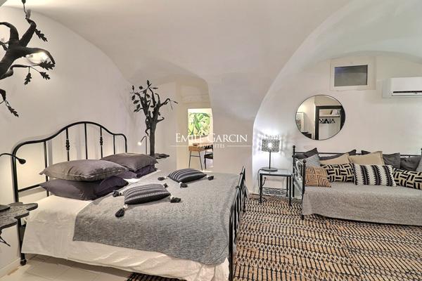A vendre - Une adresse confidentielle - A Lourmarin - face au château