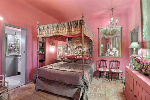 A vendre - Une adresse confidentielle - A Lourmarin - face au château