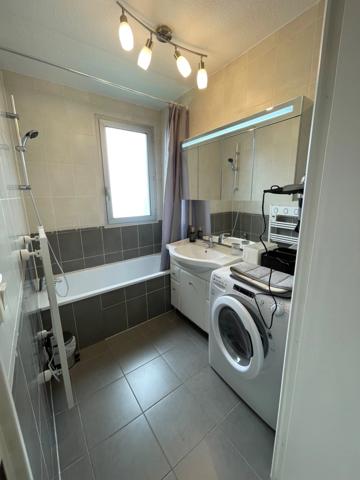 ANGLET GRAND T2 PROCHE COMMODITES - 46M2 + LOGGIAS 8M2 + PARKING