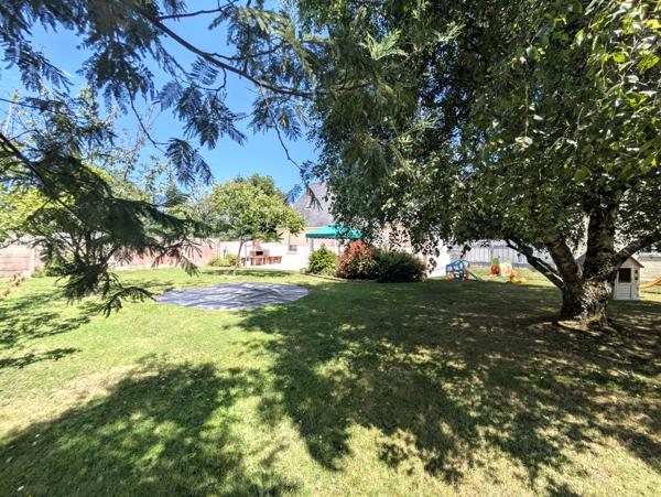 44410 SAINT-LYPHARD- Maison familiale 4 chambres dont 2 au rdc -dépendances, garages et grand terrain