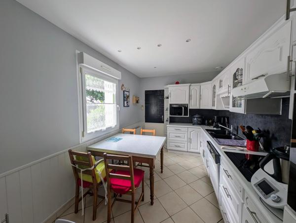 44410 SAINT-LYPHARD- Maison familiale 4 chambres dont 2 au rdc -dépendances, garages et grand terrain