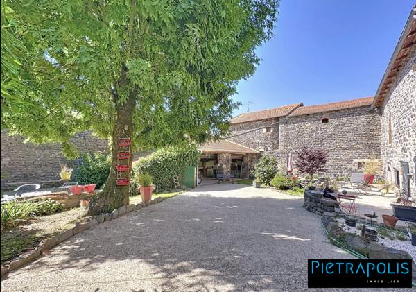 Maison de caractère de 278m2 m2, +500m2 de cours intérieure, 3 places de parkings au coeur du village de Vaure à Loudes.