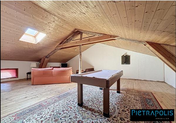 Maison de caractère de 278m2 m2, +500m2 de cours intérieure, 3 places de parkings au coeur du village de Vaure à Loudes.