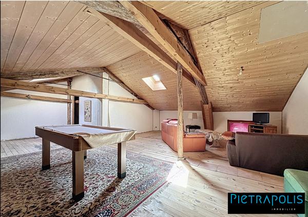 Maison de caractère de 278m2 m2, +500m2 de cours intérieure, 3 places de parkings au coeur du village de Vaure à Loudes.