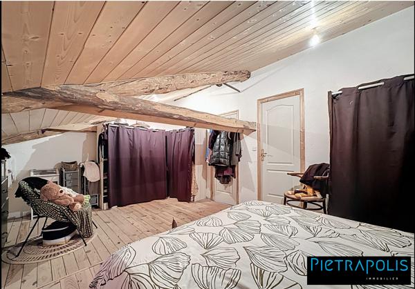 Maison de caractère de 278m2 m2, +500m2 de cours intérieure, 3 places de parkings au coeur du village de Vaure à Loudes.
