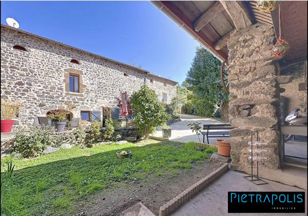 Maison de caractère de 278m2 m2, +500m2 de cours intérieure, 3 places de parkings au coeur du village de Vaure à Loudes.