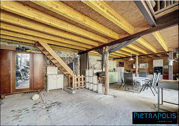 Maison de caractère de 278m2 m2, +500m2 de cours intérieure, 3 places de parkings au coeur du village de Vaure à Loudes.