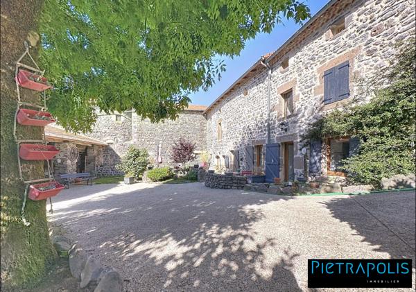 Maison de caractère de 278m2 m2, +500m2 de cours intérieure, 3 places de parkings au coeur du village de Vaure à Loudes.