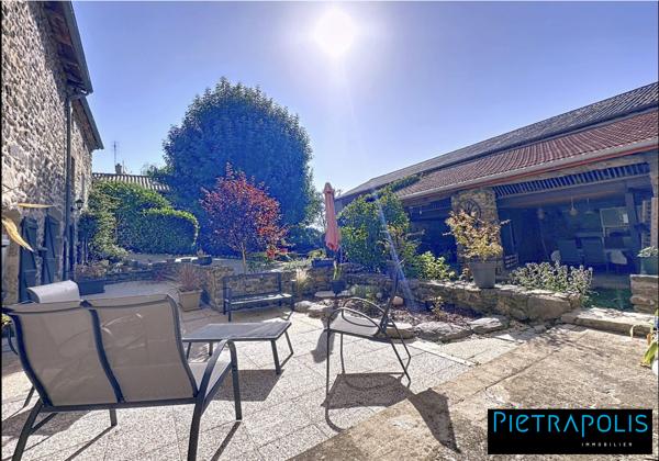Maison de caractère de 278m2 m2, +500m2 de cours intérieure, 3 places de parkings au coeur du village de Vaure à Loudes.